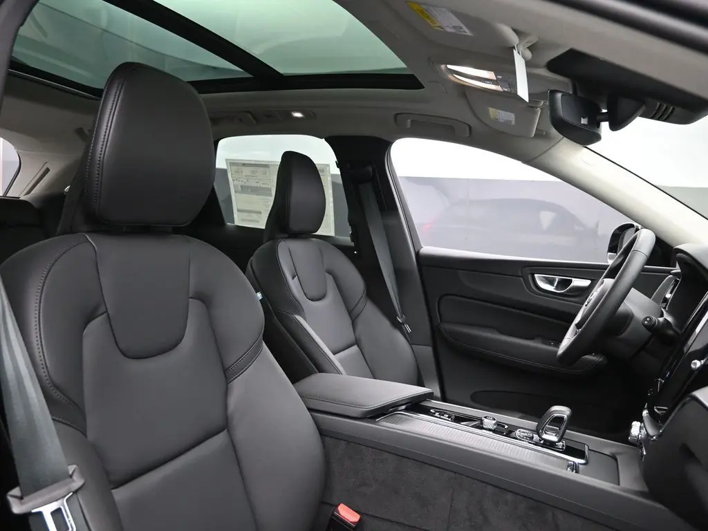 2025 Volvo - image 29