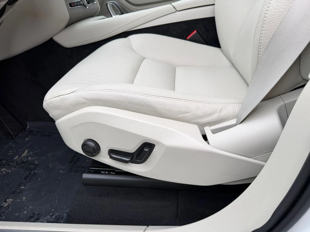2025 Volvo - image 16