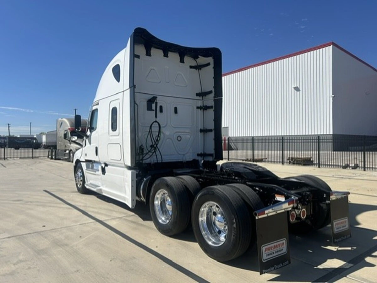2025 Freightliner Cascadia — photo 3