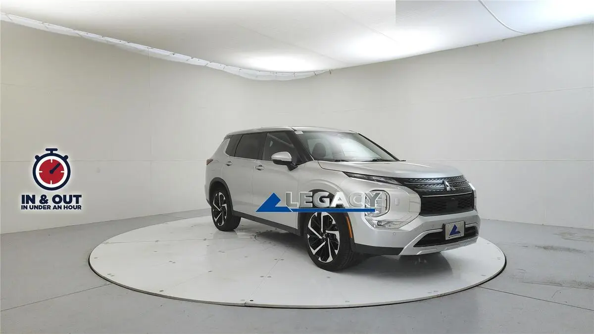 2023 Mitsubishi Outlander SE's photo
