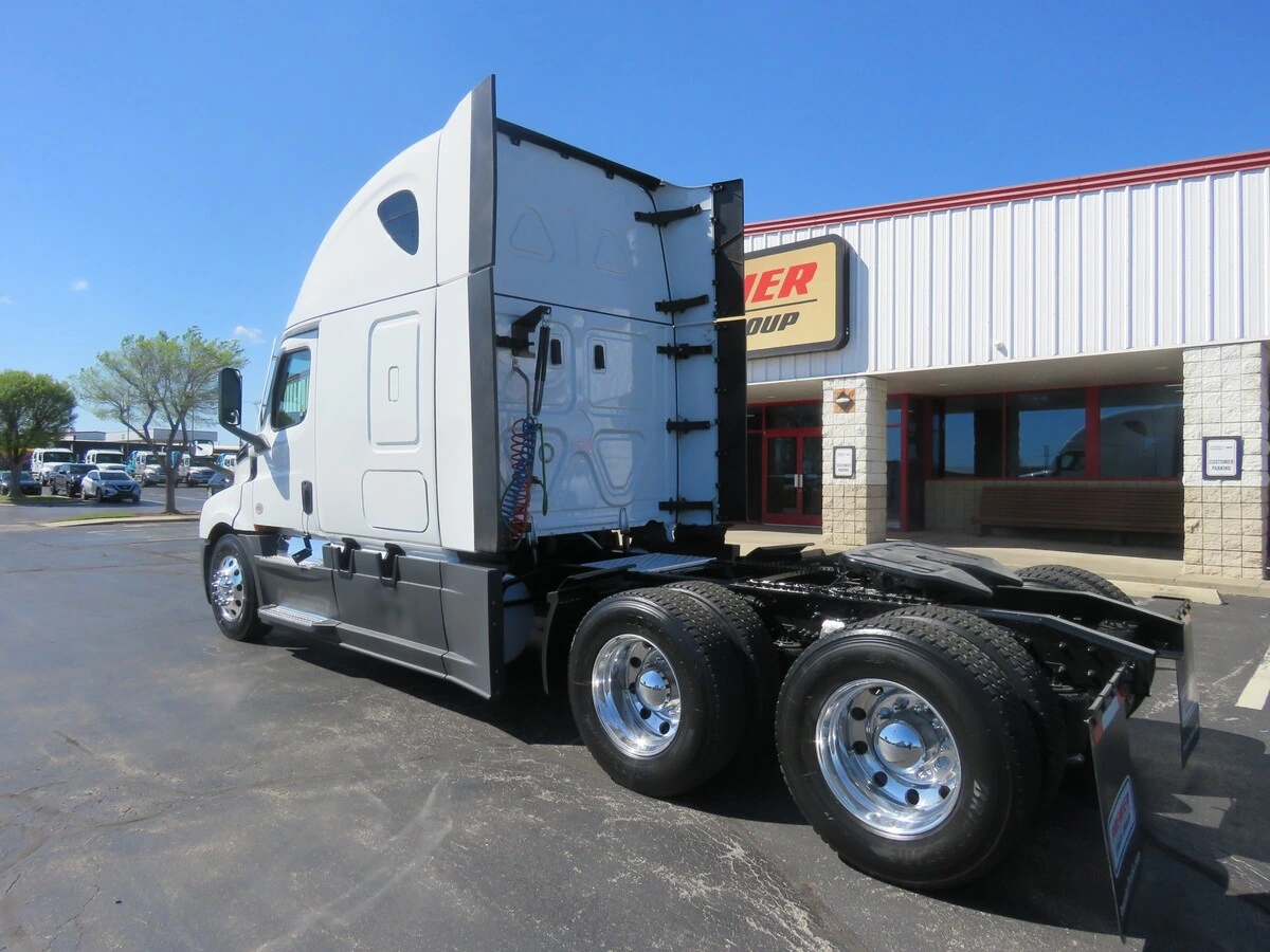 2024 Freightliner Cascadia - image 3