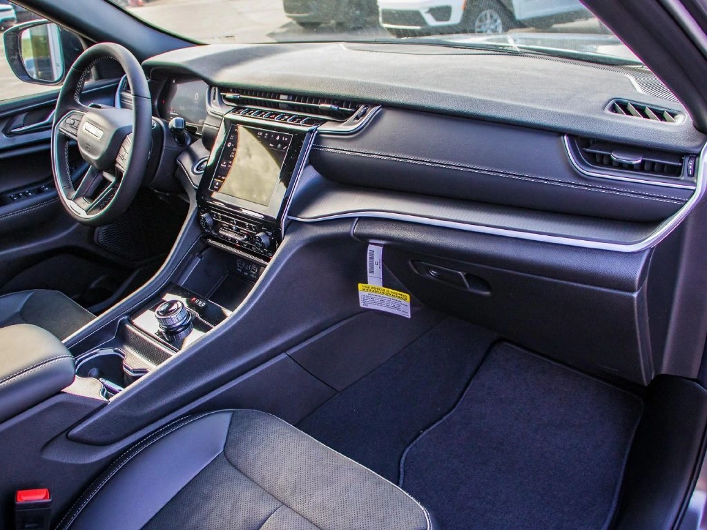 2025 Jeep Grand Cherokee Altitude - Photo 16