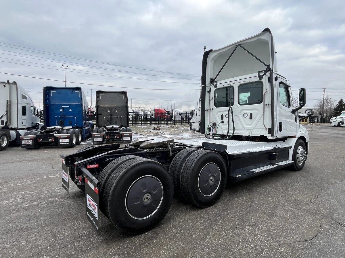 2024 Freightliner eCascadia in Mississauga, ON — photo 7