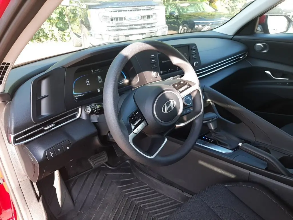2025 Hyundai Elantra SE photo 9