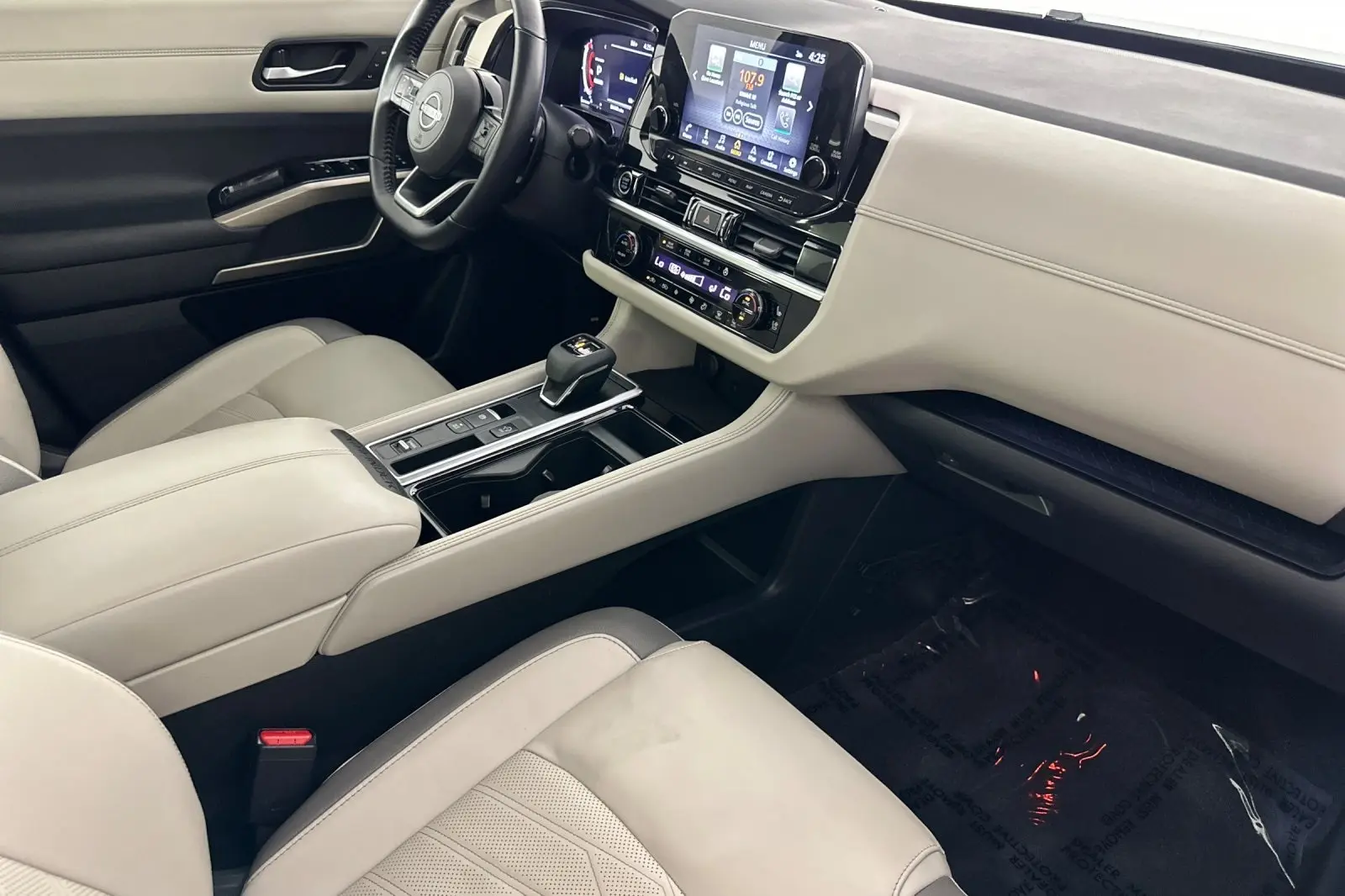 2022 Nissan Pathfinder Platinum photo 13