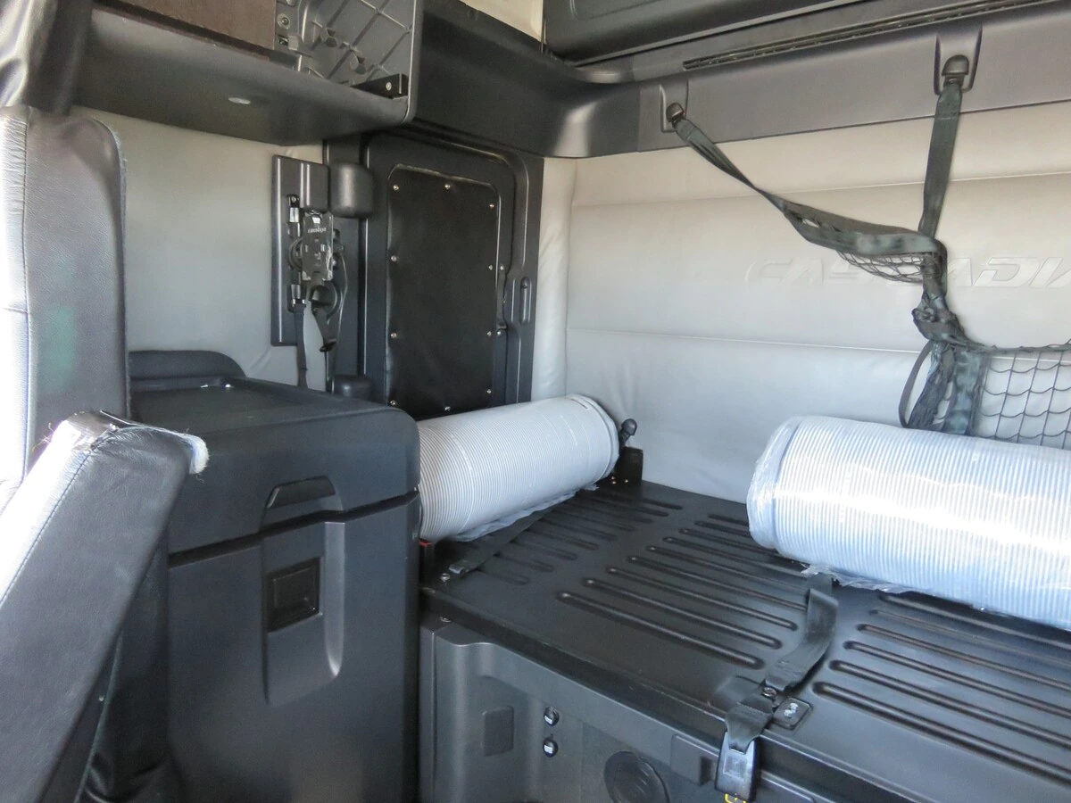 2022 Freightliner Cascadia - image 16