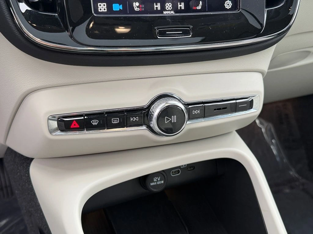2025 Volvo - image 23