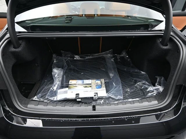 2026 BMW 3 Series 330i - Photo 18