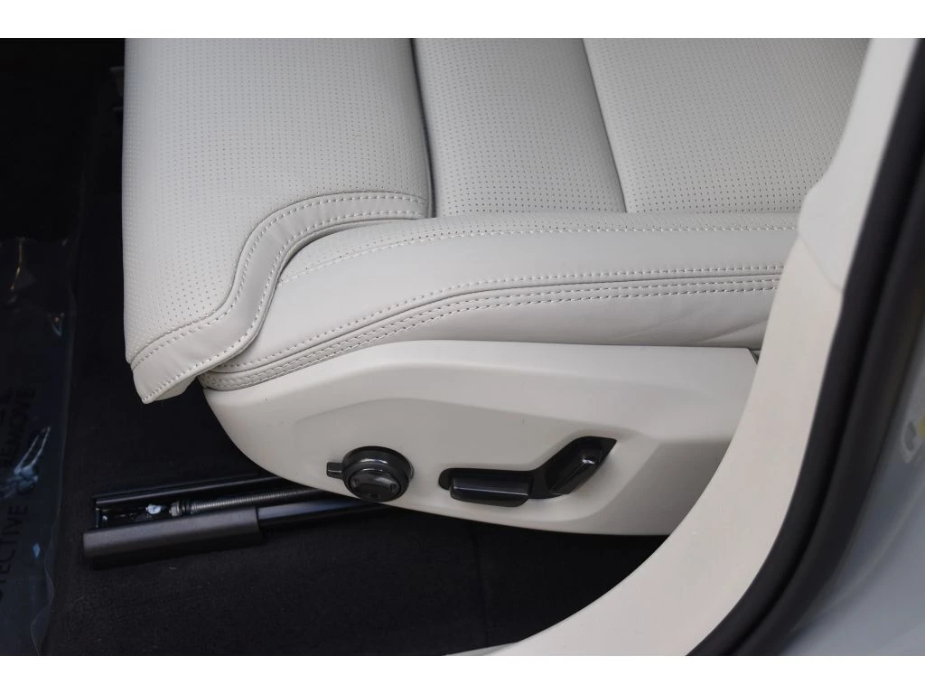 2026 Volvo - image 33