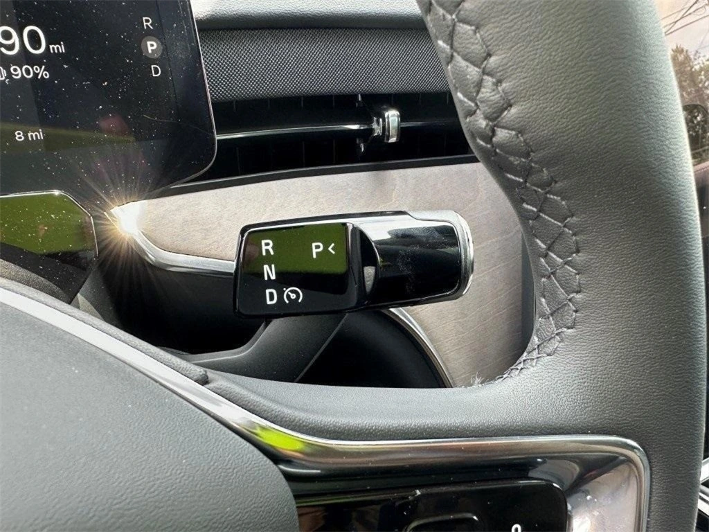 2025 Volvo - image 26