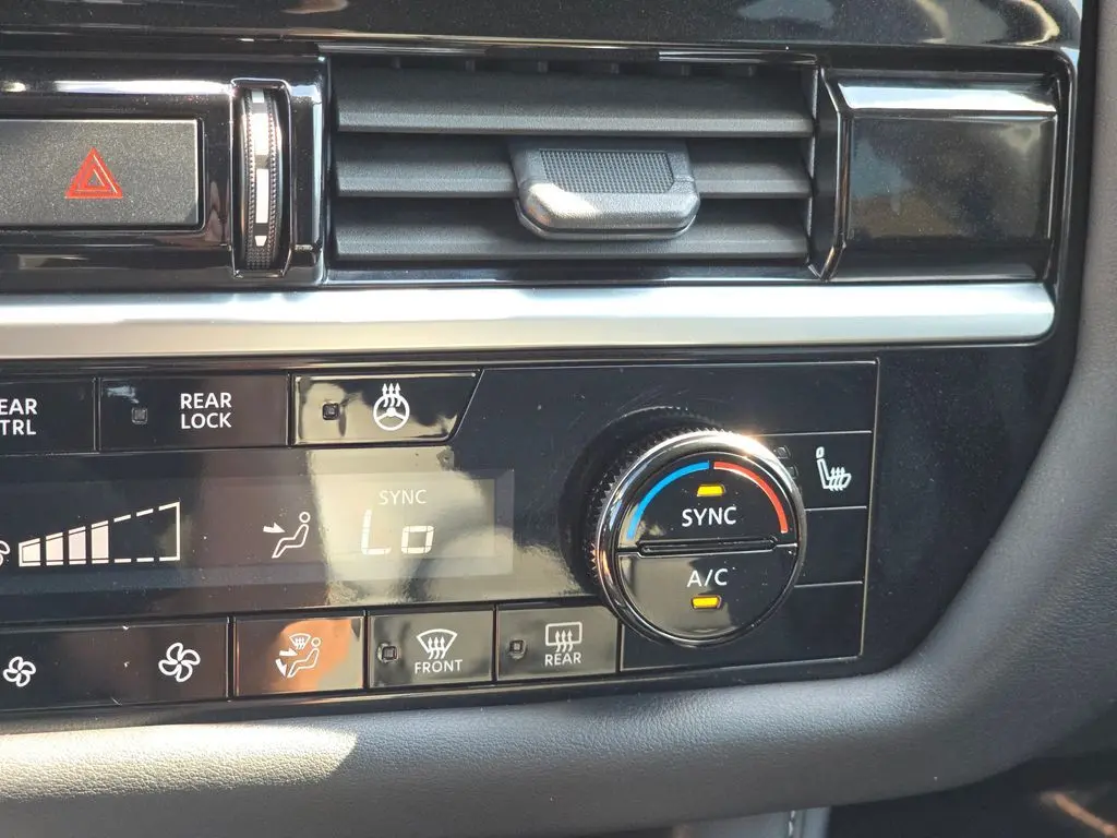 2024 Nissan Pathfinder SL photo 3