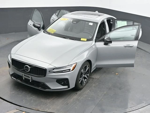 2025 Volvo - image 59