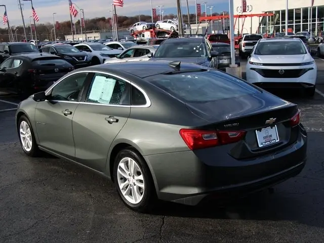 2016 Chevrolet Malibu 1LT photo 2