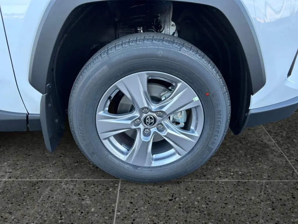 2025 Toyota RAV4 XLE photo 9