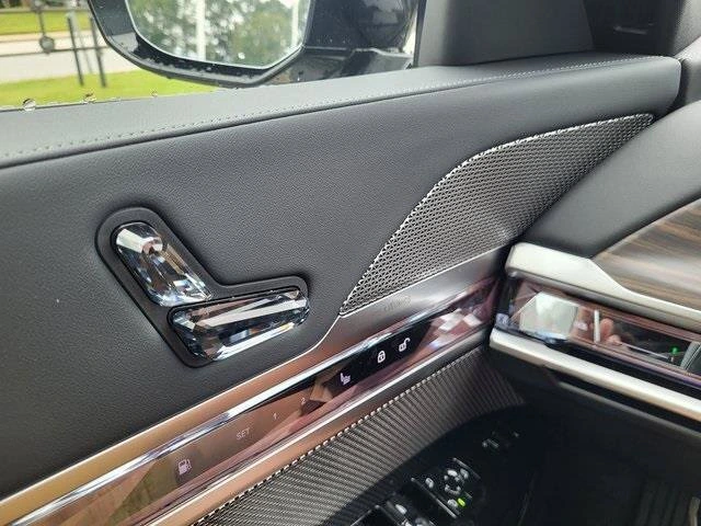 2026 BMW 7 Series 750e - Photo 26