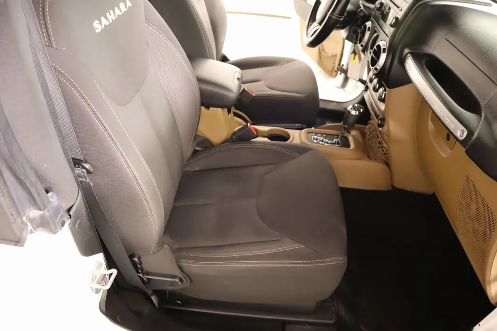 2015 Jeep Wrangler Sahara photo 9