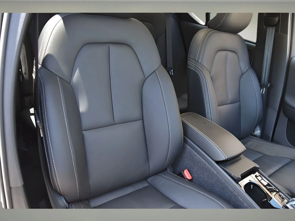 2025 Volvo - image 9