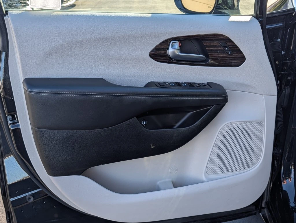 2023 Chrysler Pacifica Hybrid Limited - Photo 19