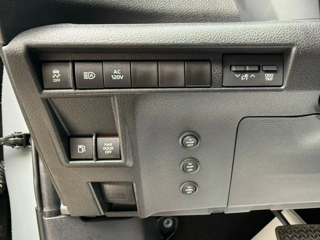2025 Toyota Sienna XSE - Photo 36