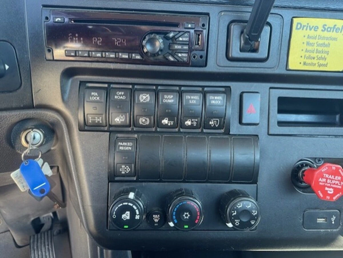 2018 International LT - image 7