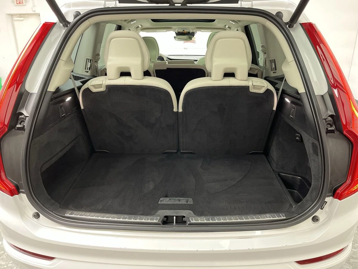 2022 Volvo - image 31