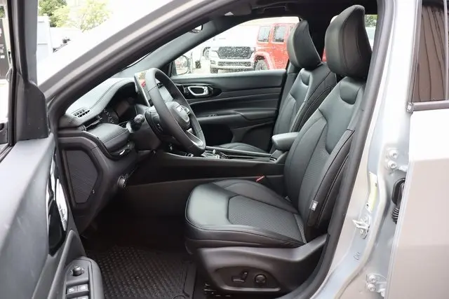 2025 Jeep Compass Latitude photo 6
