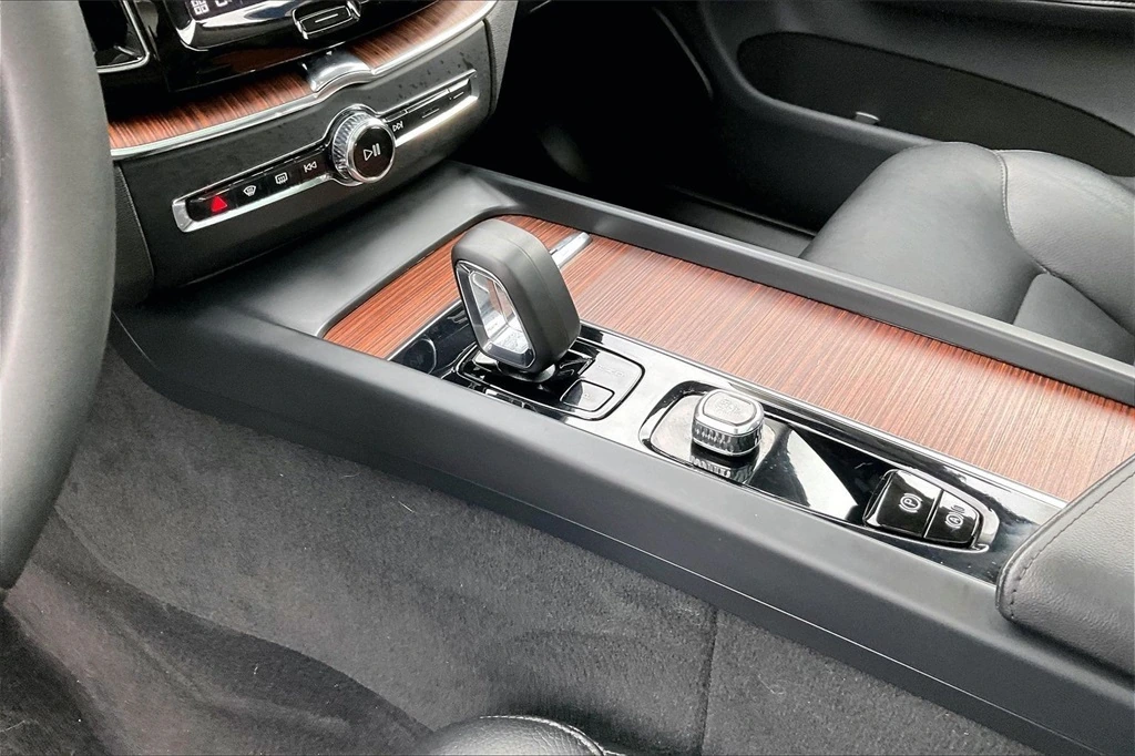 2023 Volvo - image 17