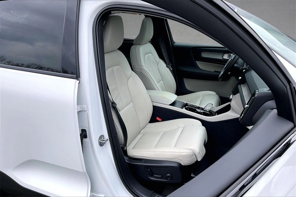 2023 Volvo - image 29