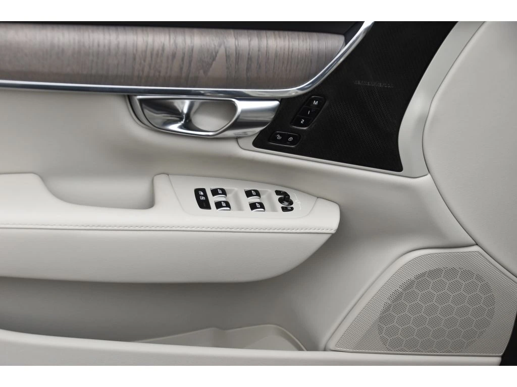 2025 Volvo - image 27