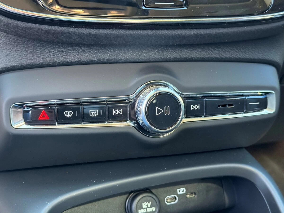 2026 Volvo - image 23