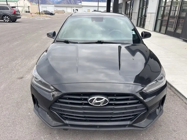 2020 Hyundai Veloster 2.0L Premium photo 2