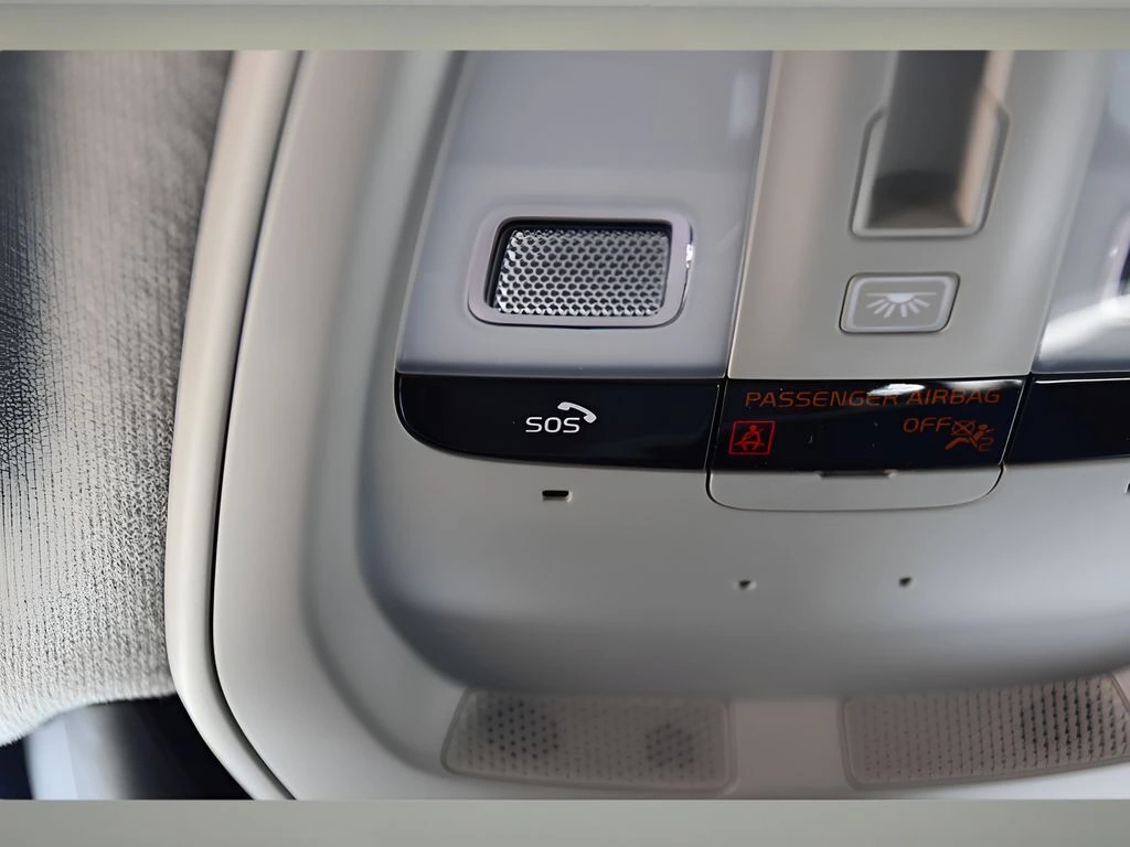 2025 Volvo - image 31