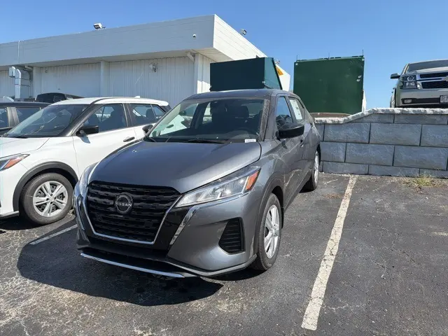 2025 Nissan Kicks Play S photo 2