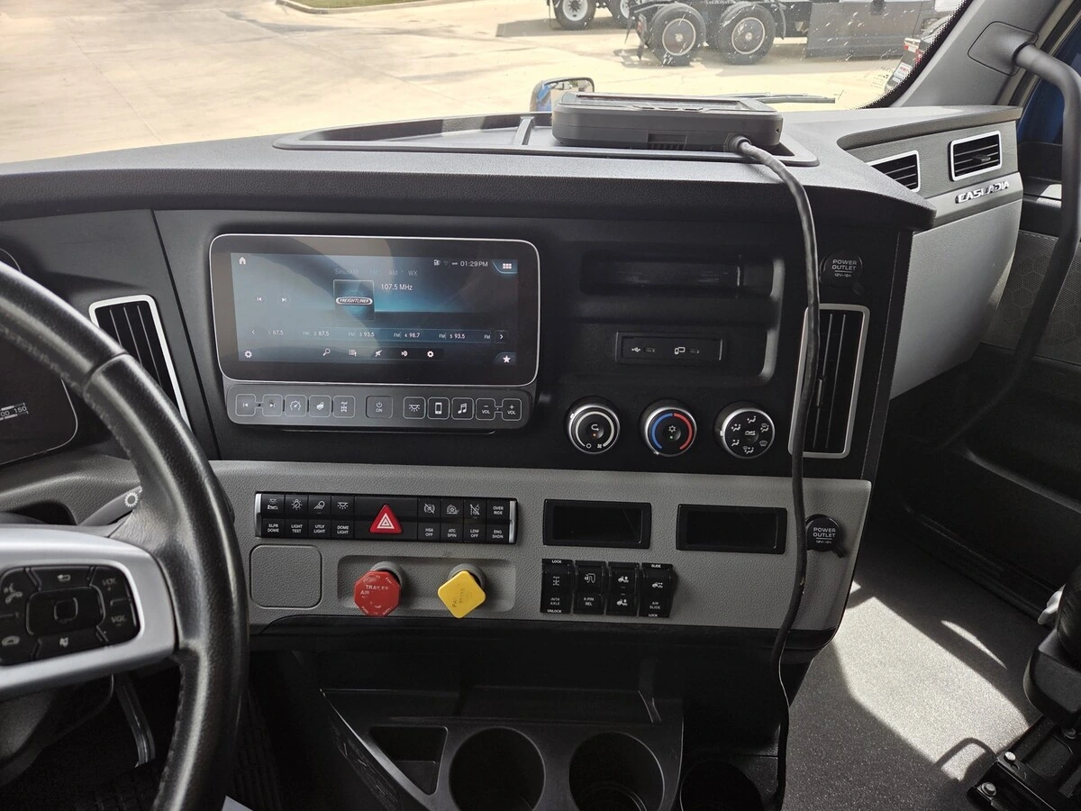 2023 Freightliner Cascadia - image 9