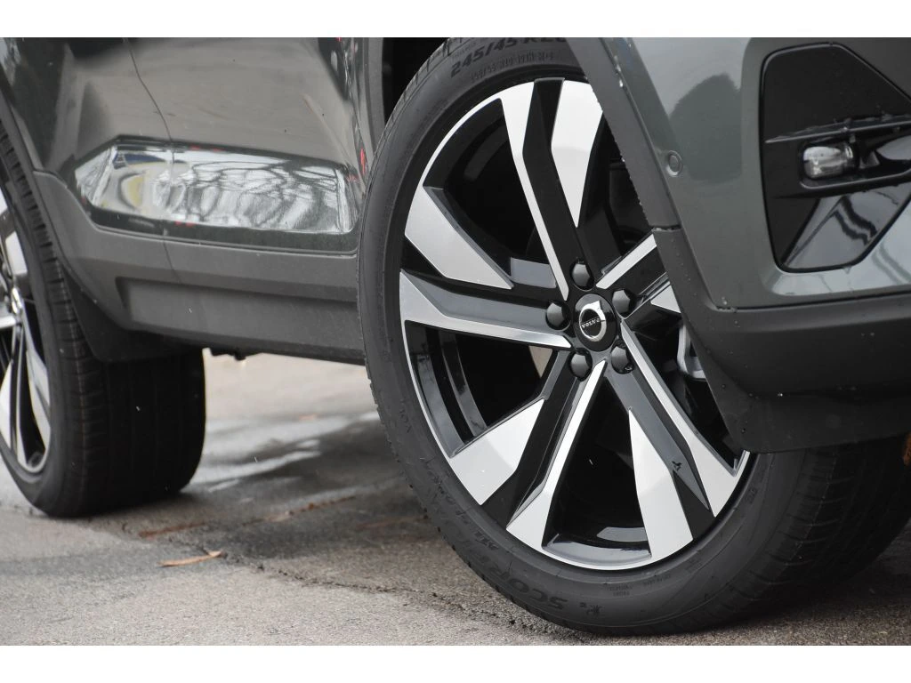 2026 Volvo - image 9