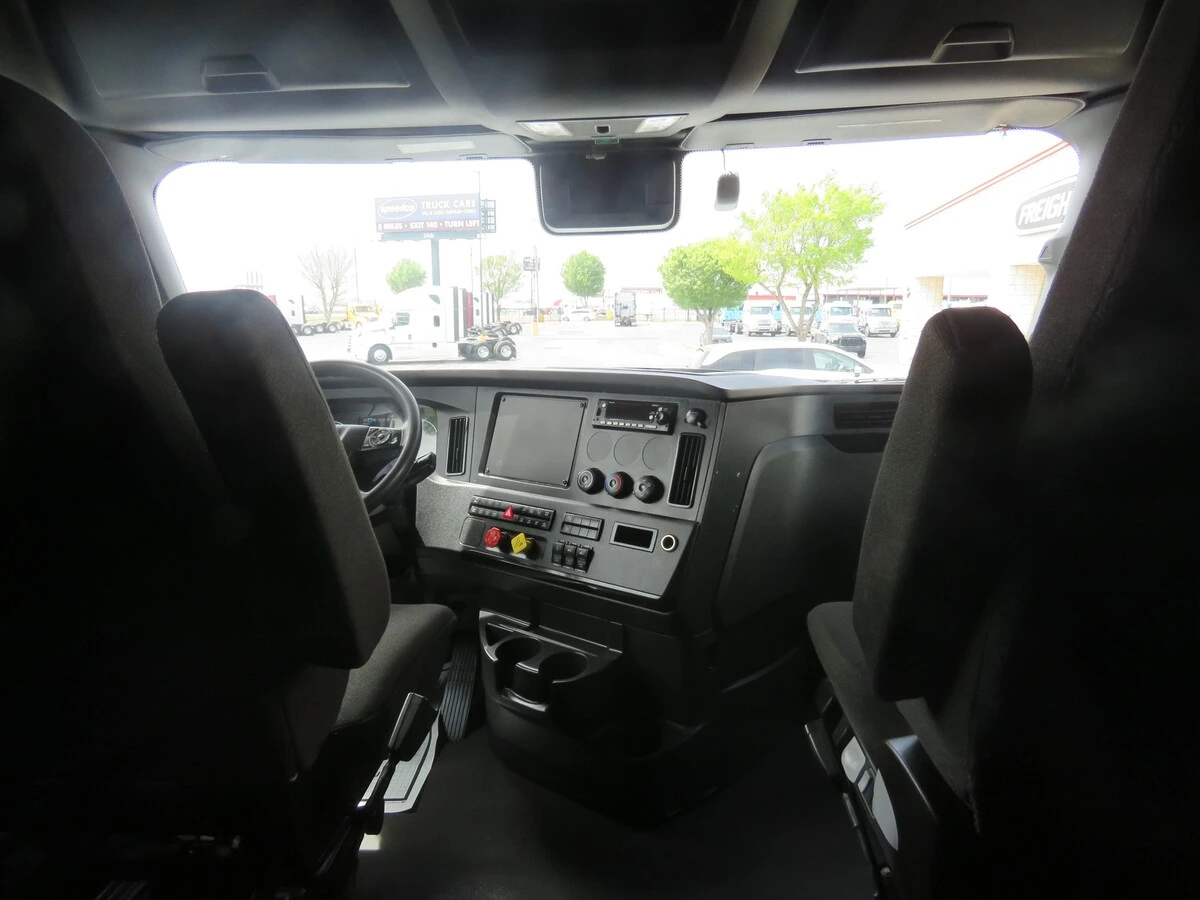 2023 Freightliner Cascadia - image 19