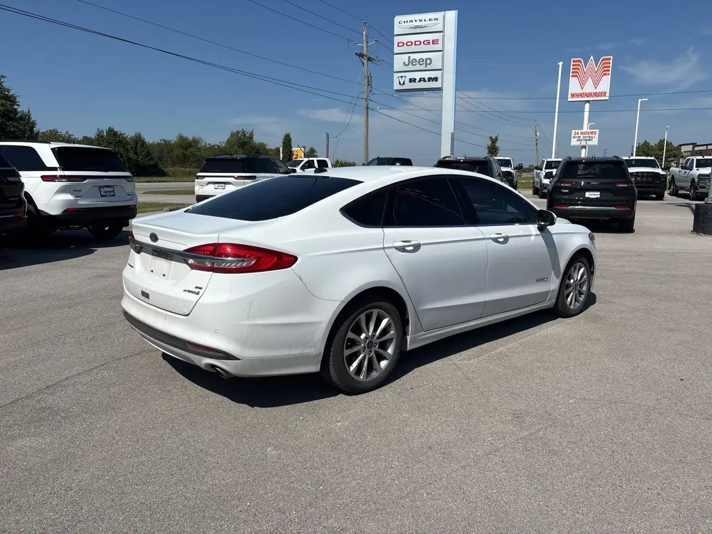 2017 Ford Fusion Hybrid SE photo 2