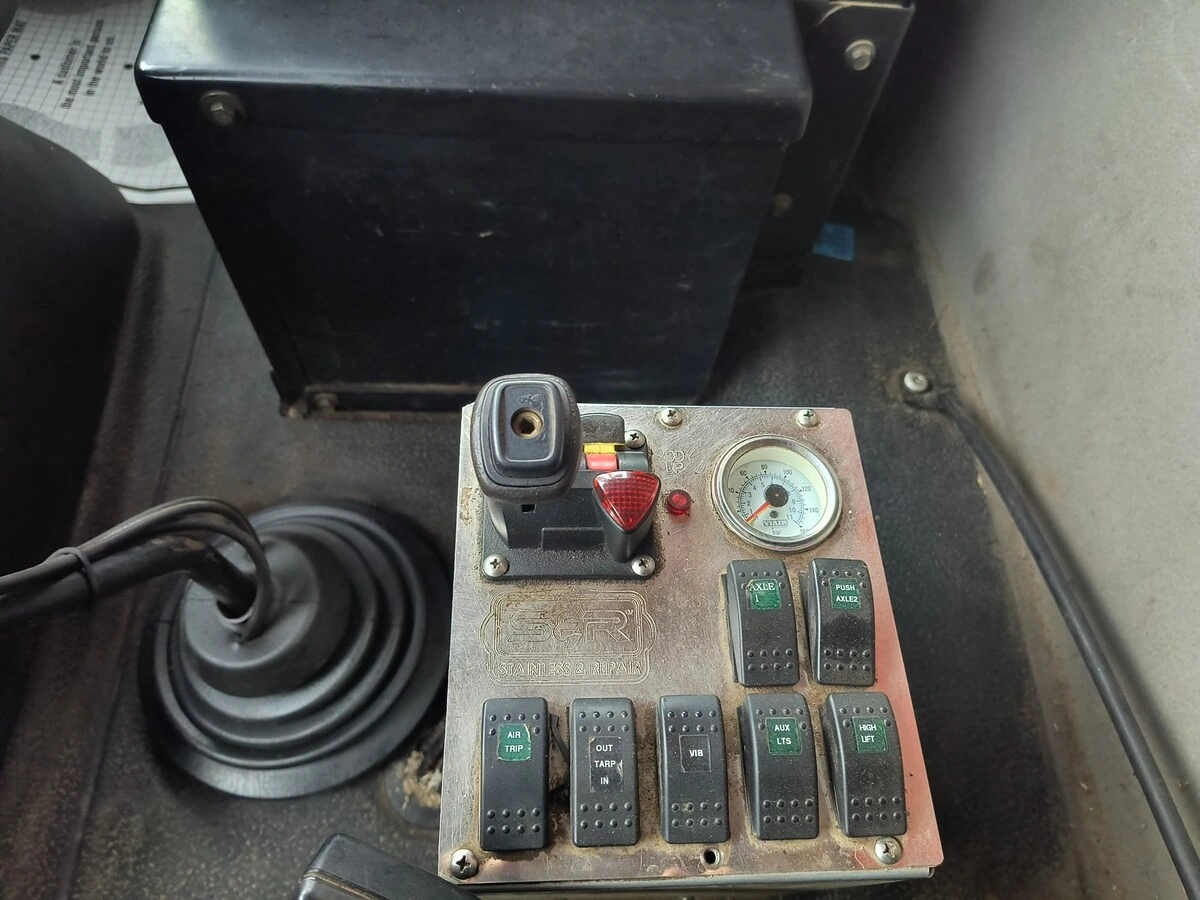 2018 International - image 8