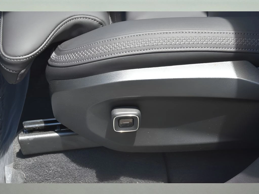 2025 Volvo - image 33