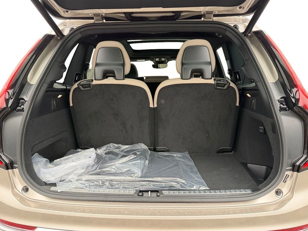 2026 Volvo - image 9