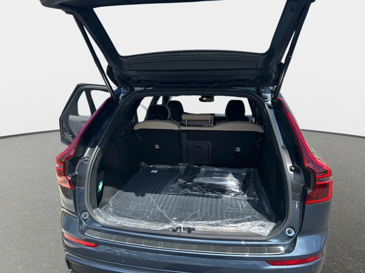 2026 Volvo - image 12