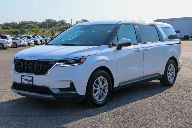 2024 Kia Carnival LX photo 6