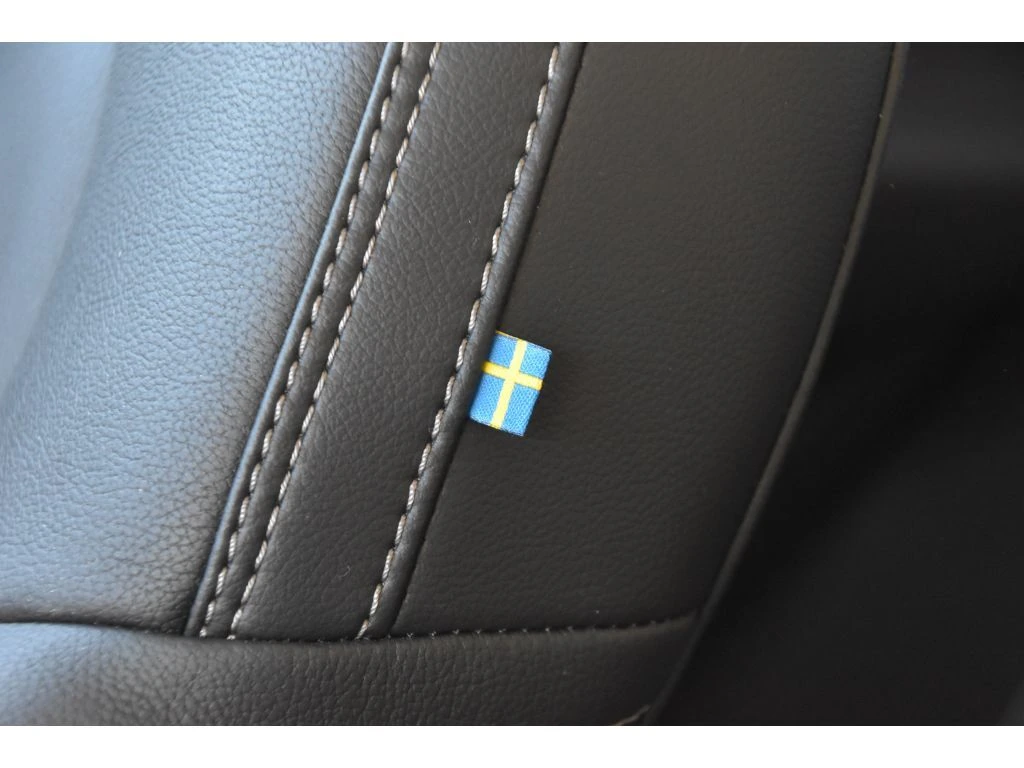 2025 Volvo - image 40