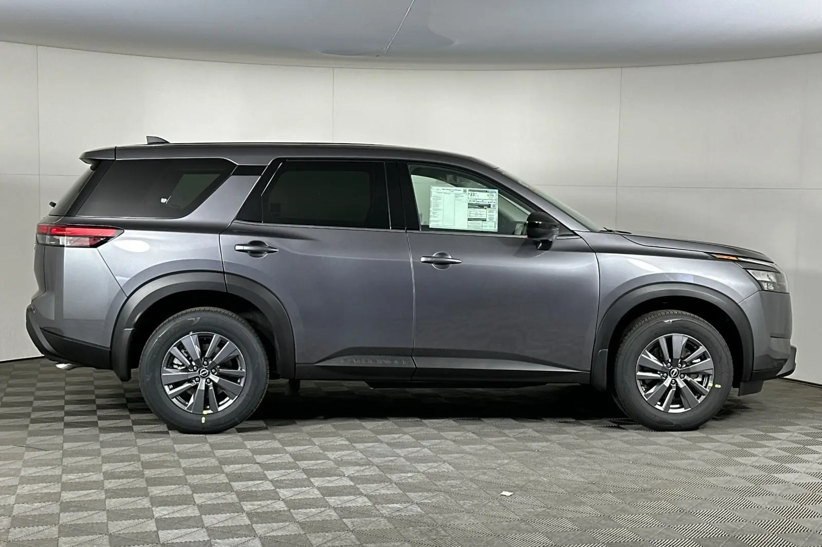 2025 Nissan Pathfinder S photo 2