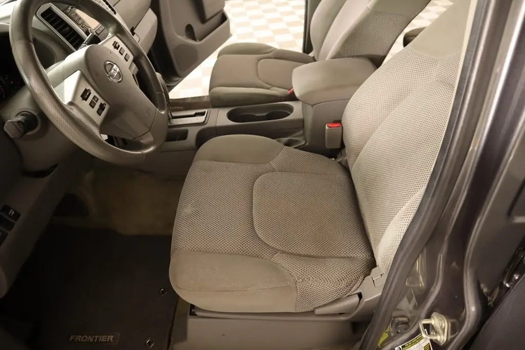 2016 Nissan Frontier SV photo 8