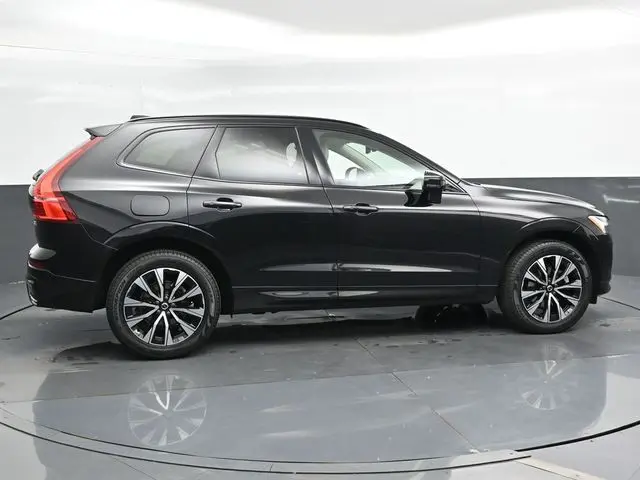 2023 Volvo XC60 B5 Plus photo 2