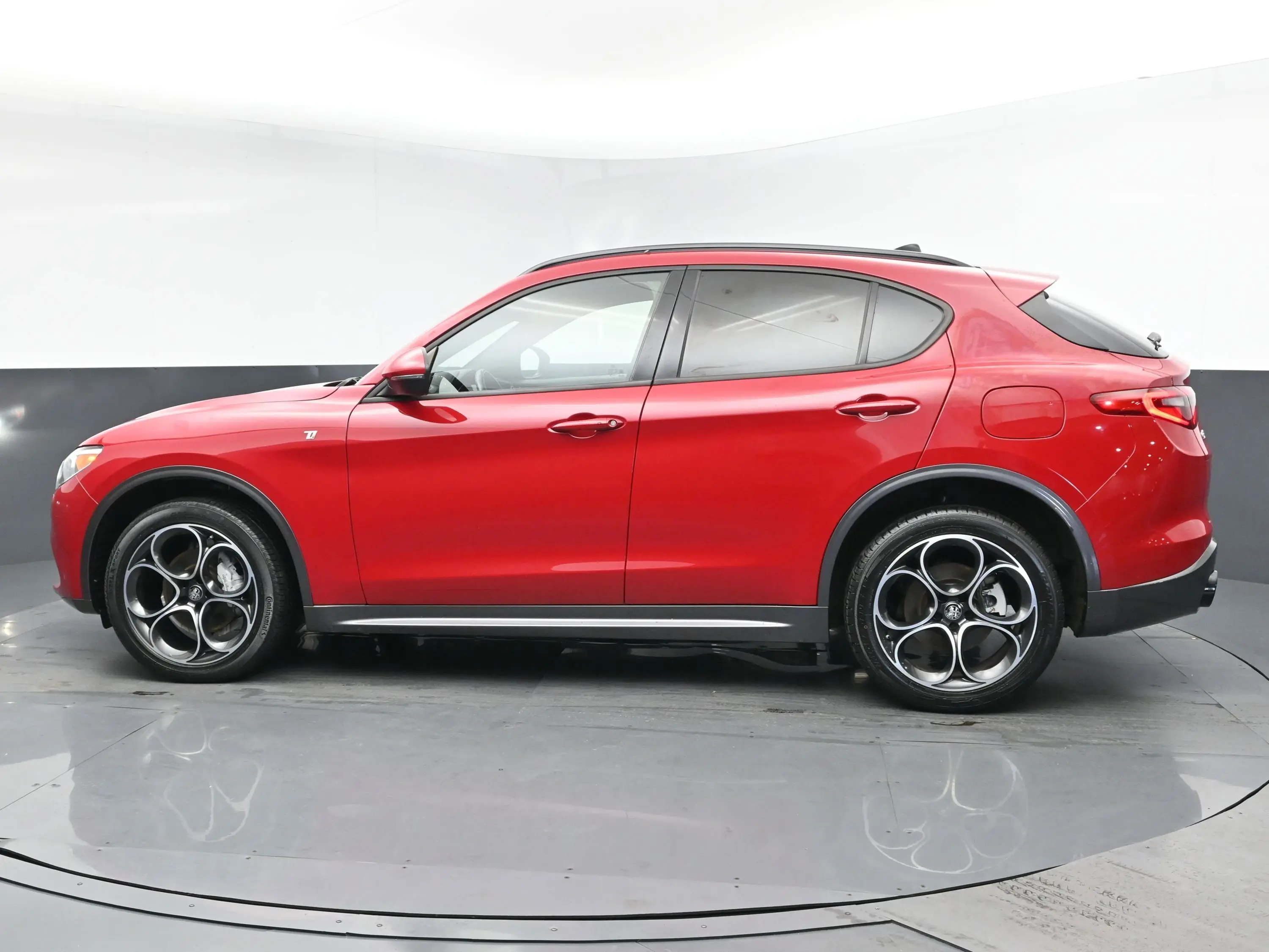 2022 Alfa Romeo Stelvio Ti photo 4