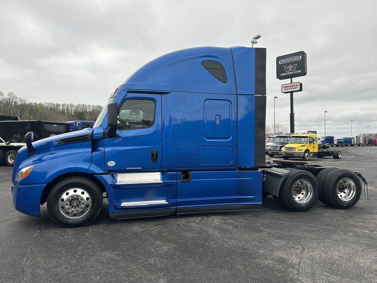 2022 Freightliner Cascadia - image 2