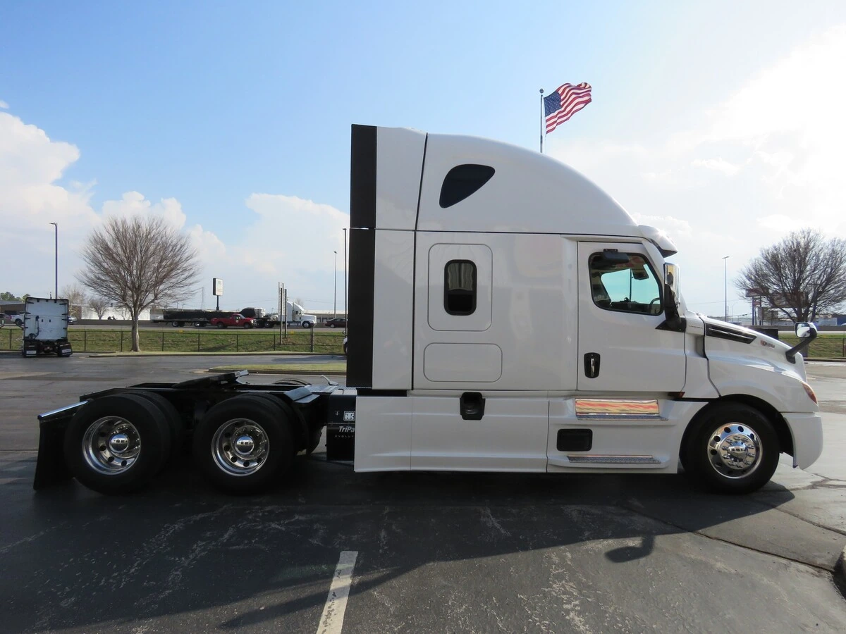 2022 Freightliner Cascadia - image 9