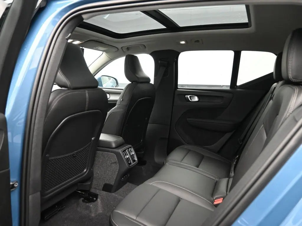 2025 Volvo - image 23